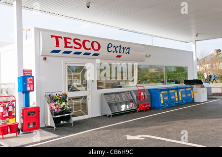 Al di fuori di un Tesco stazione di benzina Foto Stock