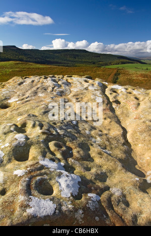 Cup e la boccola marcata sulla roccia Lordenshaws vicino a Rothbury, Northumberland, Inghilterra Foto Stock
