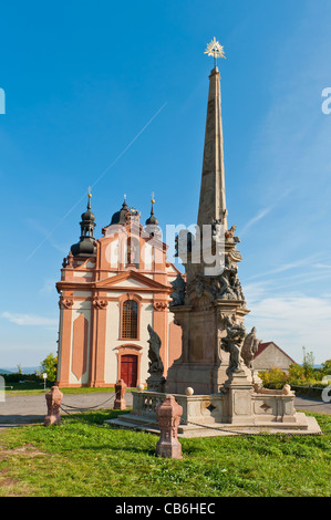 Bella chiesa barocca e la Colonna della Santissima Trinità nella città ceca di Valec Foto Stock