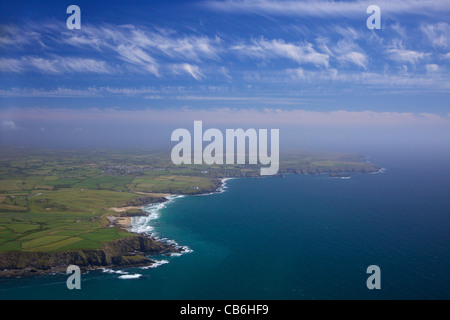 Vista aerea di Poldhu Cove guardando verso sud lungo la penisola di Lizard, in estate il sole, Cornwall,Southwest England, Regno Unito Foto Stock
