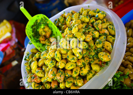 Olive marinate sul mercato tapas Foto Stock