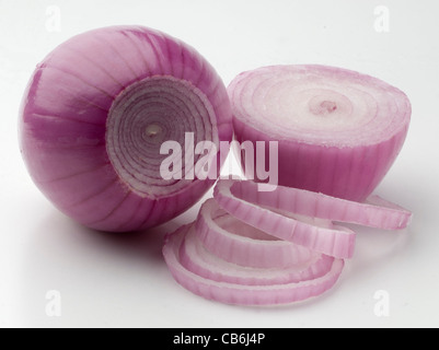 Fresche e gustose fette di anelli di cipolla Foto Stock