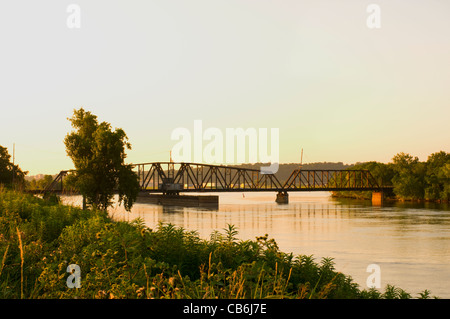 Swing bridge spanning fiume Mississippi in kaposia sbarco nel sud di Saint Paul Minnesota Foto Stock