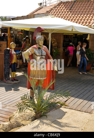 Manichino del soldato romano di fronte spiaggia cafe, il Mar Morto, Israele, Asia Foto Stock