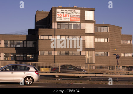 Magazzino a lasciare accanto alla A3 a New Malden SW London Inghilterra England Foto Stock