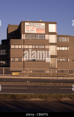 Magazzino a lasciare accanto alla A3 a New Malden SW London Inghilterra England Foto Stock