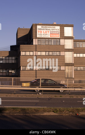 Magazzino a lasciare accanto alla A3 a New Malden SW London Inghilterra England Foto Stock