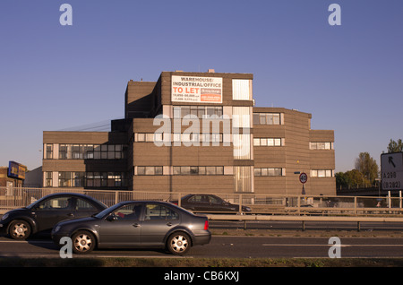 Magazzino a lasciare accanto alla A3 a New Malden SW London Inghilterra England Foto Stock