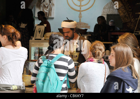 Ragazza giovane turista ordinato caffè esotico street cafe, Safed, la Galilea Israele,Asia, Medio Oriente Foto Stock