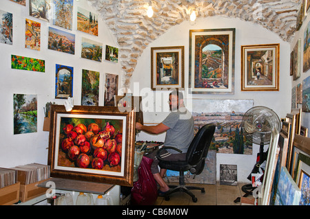 Artista che lavora nel suo studio, artista trimestre, la Città Vecchia, Tzfat ,Safed,Galilea, Israele,Asia, Medio Oriente Foto Stock