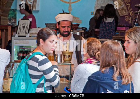 Giovani turisti provenienti per caffè in esotici Tzfat street cafe, Safed, la Galilea Israele,Asia, Medio Oriente Foto Stock