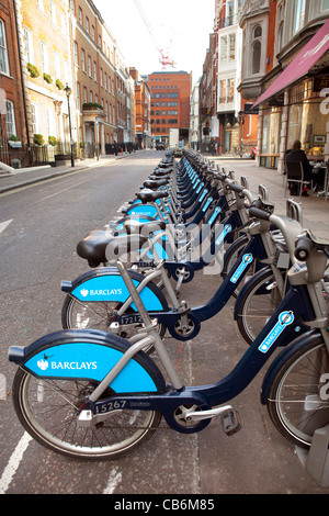 Barclays sponsorizzato biciclette a noleggio su Londra, Gran Bretagna. Foto Stock