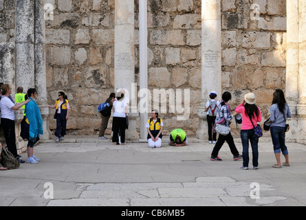 Due persone in preghiera in rovine del IV secolo sinagoga,Cafarnao, la Galilea Israele,Asia, Medio Oriente Foto Stock