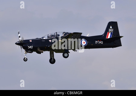 Breve Tucano T1 aerei operati da RAF sulla rotta di avvicinamento per l'atterraggio a RAF Fairford Foto Stock