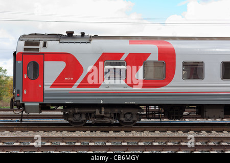 Treno russo carrello. Logo delle ferrovie Russe RZhD (). Terza di classe la traversina carro Foto Stock