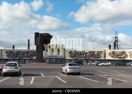 Clockhouse centrale e parcheggio auto sono nei pressi di Magnitogorsk Fabbrica metallurgica. Magnitogorsk Ferro e acciaio opere è a Chelyabinsk, Oblast di Ur Foto Stock