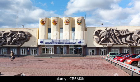 Passaggio principale di Magnitogorsk Metallurgical mietitrebbia in Russia. Magnitogorsk Ferro e acciaio funziona Foto Stock