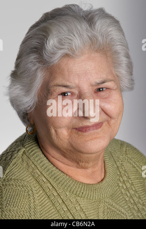 Ritratto di una bella nonna, sorridente alla fotocamera, studio shot. Foto Stock