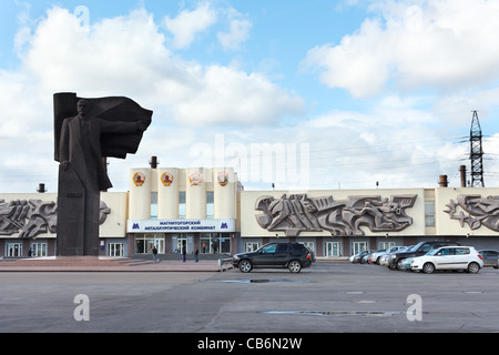 Passaggio principale di Magnitogorsk Metallurgical mietitrebbia in Russia. Magnitogorsk Ferro e acciaio funziona Foto Stock