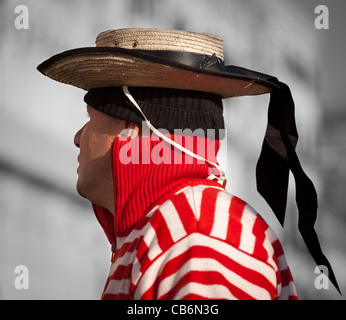 Gondoliere che indossa due cappelli, Venezia, Veneto, Italia Foto Stock