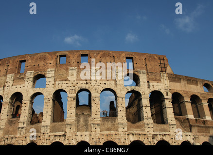 I turisti al Colosseo a Roma Foto Stock