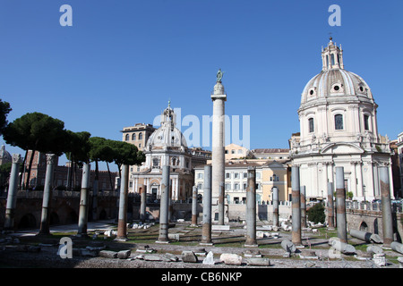 Mercati Trajans con Trajans colonna e due chiese gemelle. Foto Stock