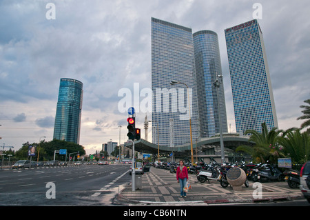 Intersezione nel centro cittadino con centro Azrieli in background, Tel Aviv, Israele, Asia, Medio Oriente Foto Stock