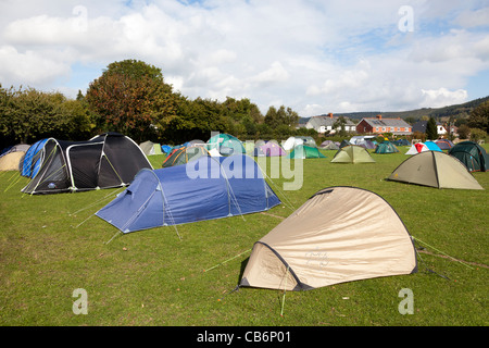 Camping Campo al margine della città Wales UK Foto Stock