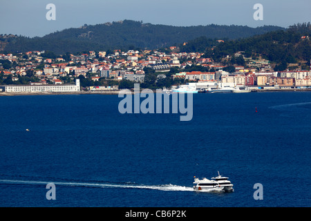 Isole Cies aliscafo su Ria de Vigo , villaggio di Cangas in sfondo , Vigo , Galizia , Spagna Foto Stock