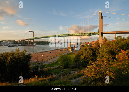 Il ponte di Älvsborg saluta le navi di Göteborg del porto. Ampia vista caldo caldo nella luce della sera. Foto Stock