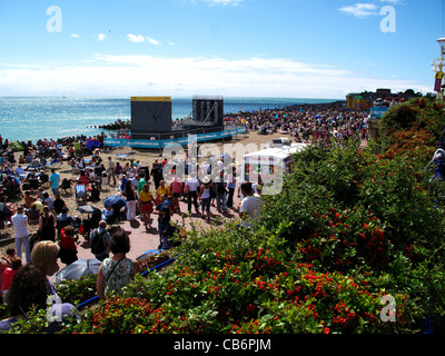 Eastbourne seafront su occupato estati soleggiate giorno durante Airbourne display aria 2011 Foto Stock