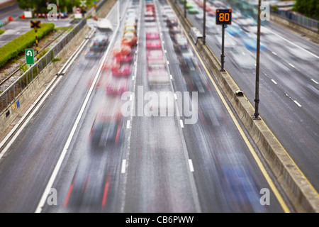 Il traffico stradale sulle strade della moderna metropoli Foto Stock