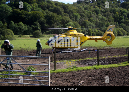 Scottish Ambulance Service Air Ambulance elicotteri frequentando l'incidente nel settore paziente di caricamento sulla barella Foto Stock