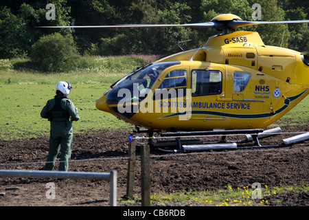 Scottish Ambulance Service Air Ambulance elicotteri frequentando l'incidente nel settore paziente di caricamento sulla barella Foto Stock