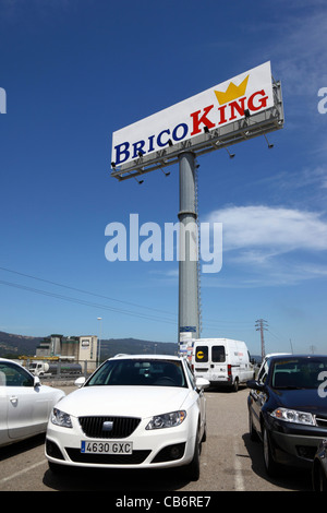 Accedi al parcheggio fuori del negozio fai da te di Brico King su Polígono Industrial da Granxa Industrial estate Porriño, vicino a Vigo, Galizia, Spagna Foto Stock
