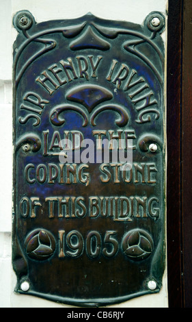Un metallo memorial wall targa dedicata a Sir Henry Irving che hanno gettato un coping pietra a questo edificio vicino a Piccadilly Circus Regno Unito Foto Stock