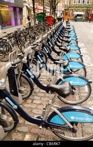 Una fila di biciclette a noleggio talvolta noto come Boris bikes in Broadwick Street Soho London REGNO UNITO Foto Stock