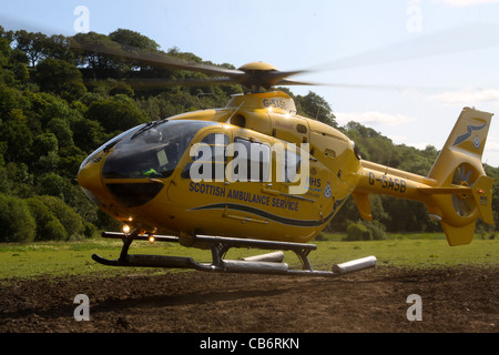 Scottish Ambulance Service Air Ambulance elicotteri preparazione e tenuto fuori dal campo dopo l'incidente Foto Stock