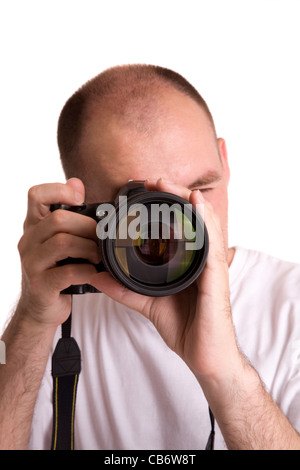 Fotografo con teleobiettivo e isolato su sfondo bianco Foto Stock