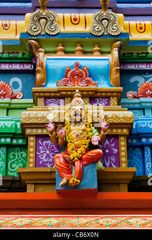 Divinità indù statua in un colorato Hindu Hanuman tempio. Andhra Pradesh, India Foto Stock