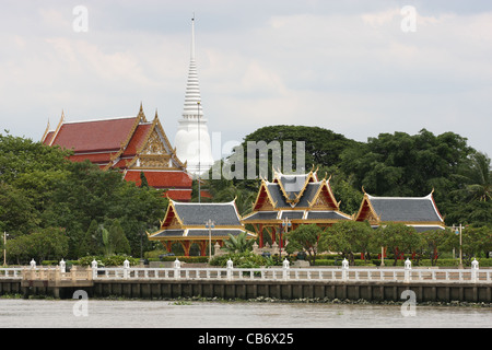 Tempio lungo il Fiume Chao Phraya, Bangkok, Thailandia Foto Stock