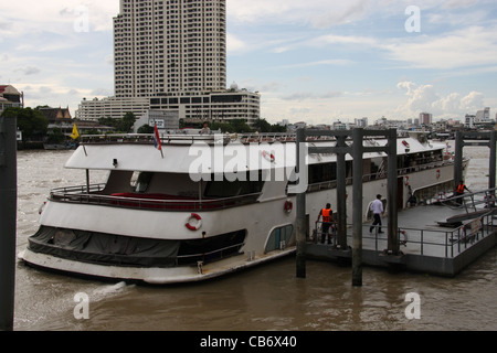 Grand Pearl barca ormeggiata sul Fiume Chao Phraya a Bangkok Foto Stock