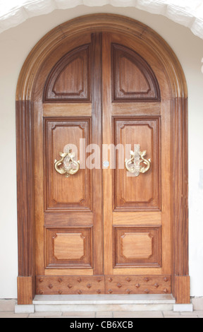 Porta in legno con tradizionale maltese battenti Foto Stock