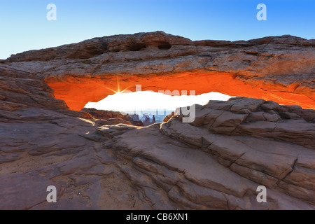 Sunrise Mesa Arch, Island in the Sky District, il Parco Nazionale di Canyonlands Foto Stock