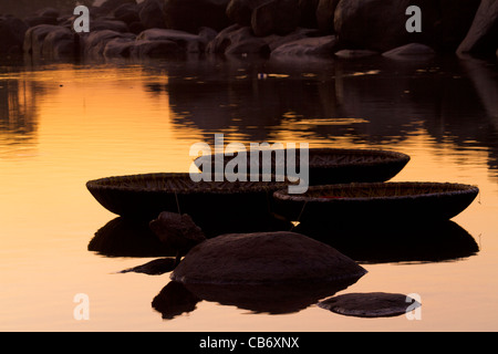 Hampi coracle fiume arancione tramonto la pace acqua rock Foto Stock