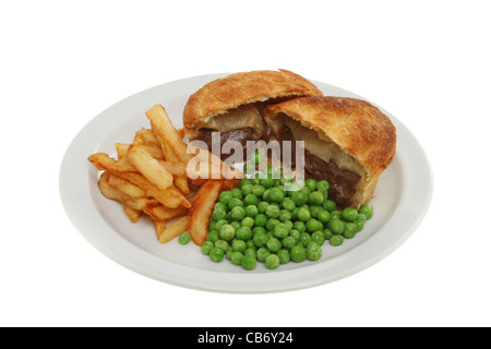 Torta a base di carne in chip e piselli su una piastra isolata contro bianco Foto Stock