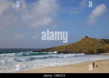 Padre e figlia giovane guardare il mare agitato off Porthmeor Beach, St Ives, Cornwall, Southwest England, UK, Regno Unito GB Foto Stock