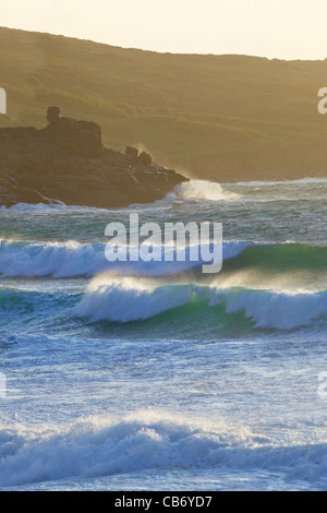 Navigare in mare mosso off Porthmeor beach in sera sun, St Ives, Cornwall, Southwest England, UK, Regno Unito GB Foto Stock