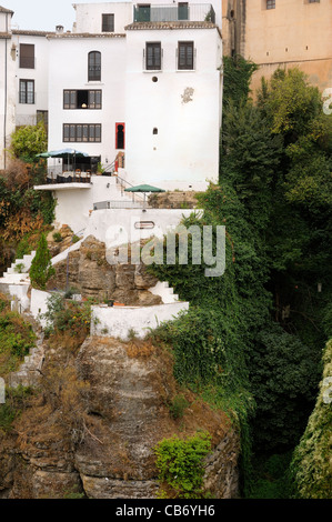 façade de la Casa del Rey Moro sul bordo della gola a Ronda. Ronda, Malaga, Andalusia, Spagna. Foto Stock