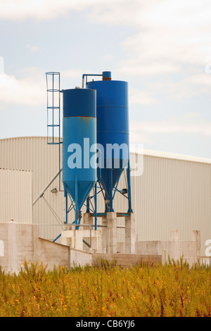 Silos di elaborazione di una fabbrica Foto Stock